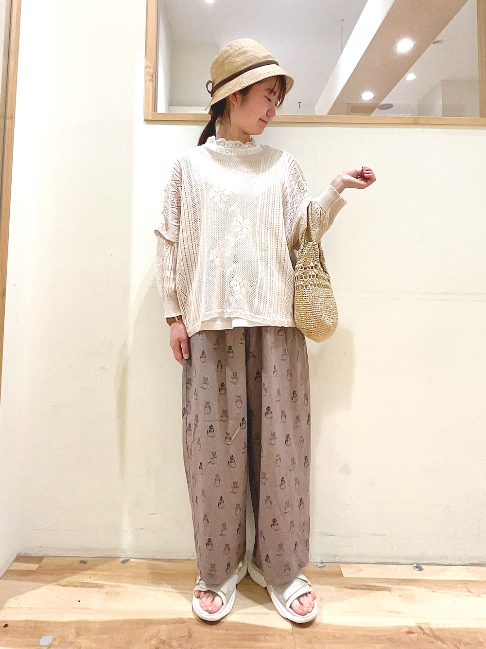 ホワイト系のTシャツ/カットソー、グレー系のその他パンツ、ベージュ系のサンダルを着用したレディースの春コーディネートの1枚目の写真