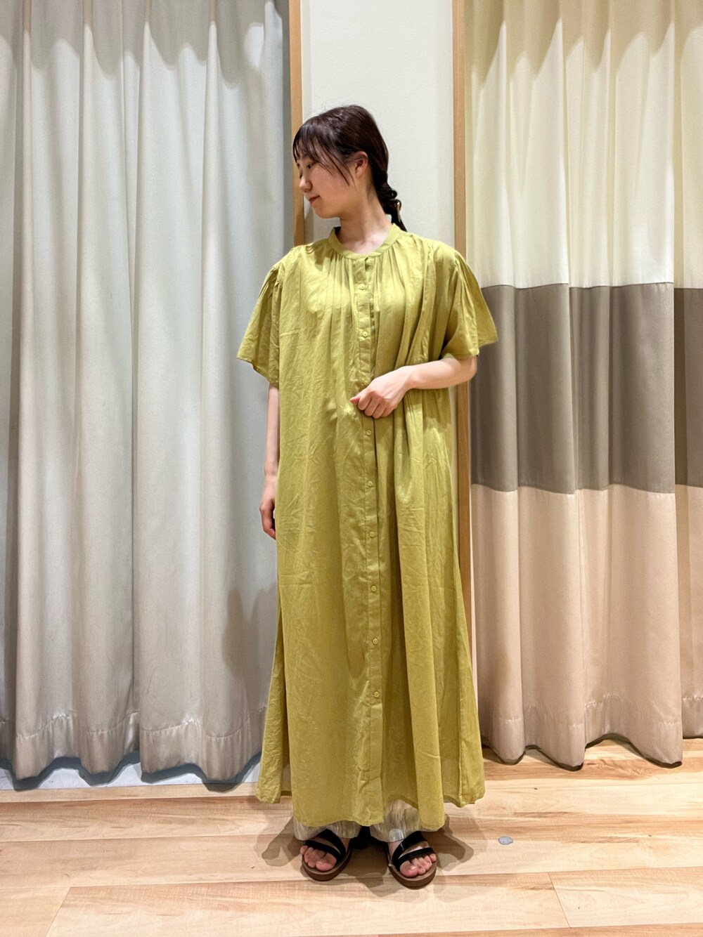 「オトナカジュアル、サンダル、楽チンコーデ、低身長コーデ、ワンピース、ロングワンピース、イエロー、カラーコーデ、低身長女子、Samansa Mos2 blue、サマンサモスモスブルー、おでかけコーデ、夏コーデ、レイヤードスタイル、パンツスタイル」｜「Samansa Mos2 blueのボイルギャザーワンピース（ワンピース、イエロー系）」を使った、しば。さん（骨格ウェーブ・レディース・152cm）の夏コーディネートの1枚目の写真