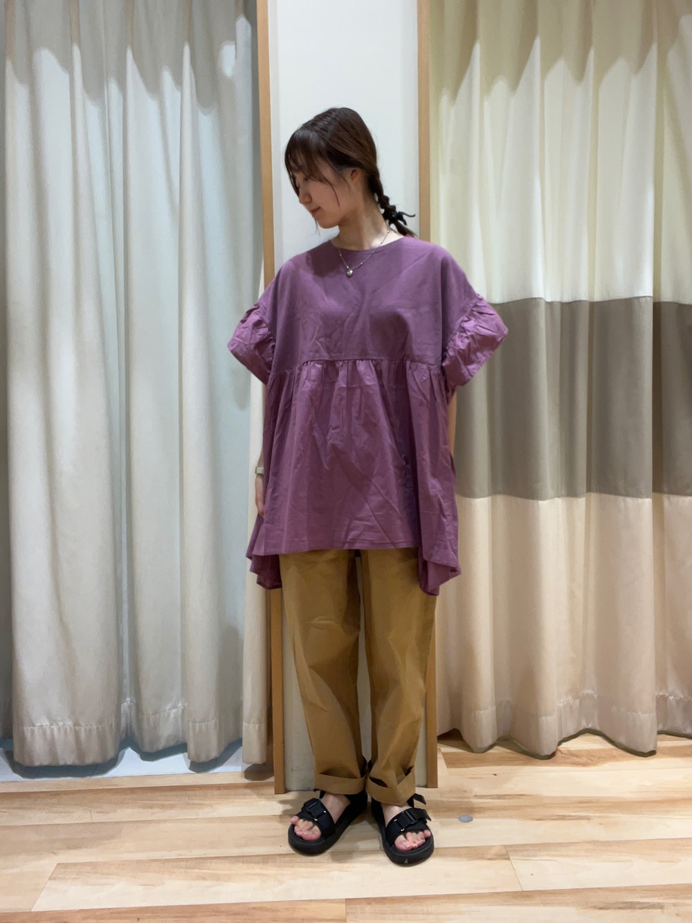 ベージュ系のその他パンツ、パープル系のチュニックを着用したレディースの夏コーディネートの1枚目の写真