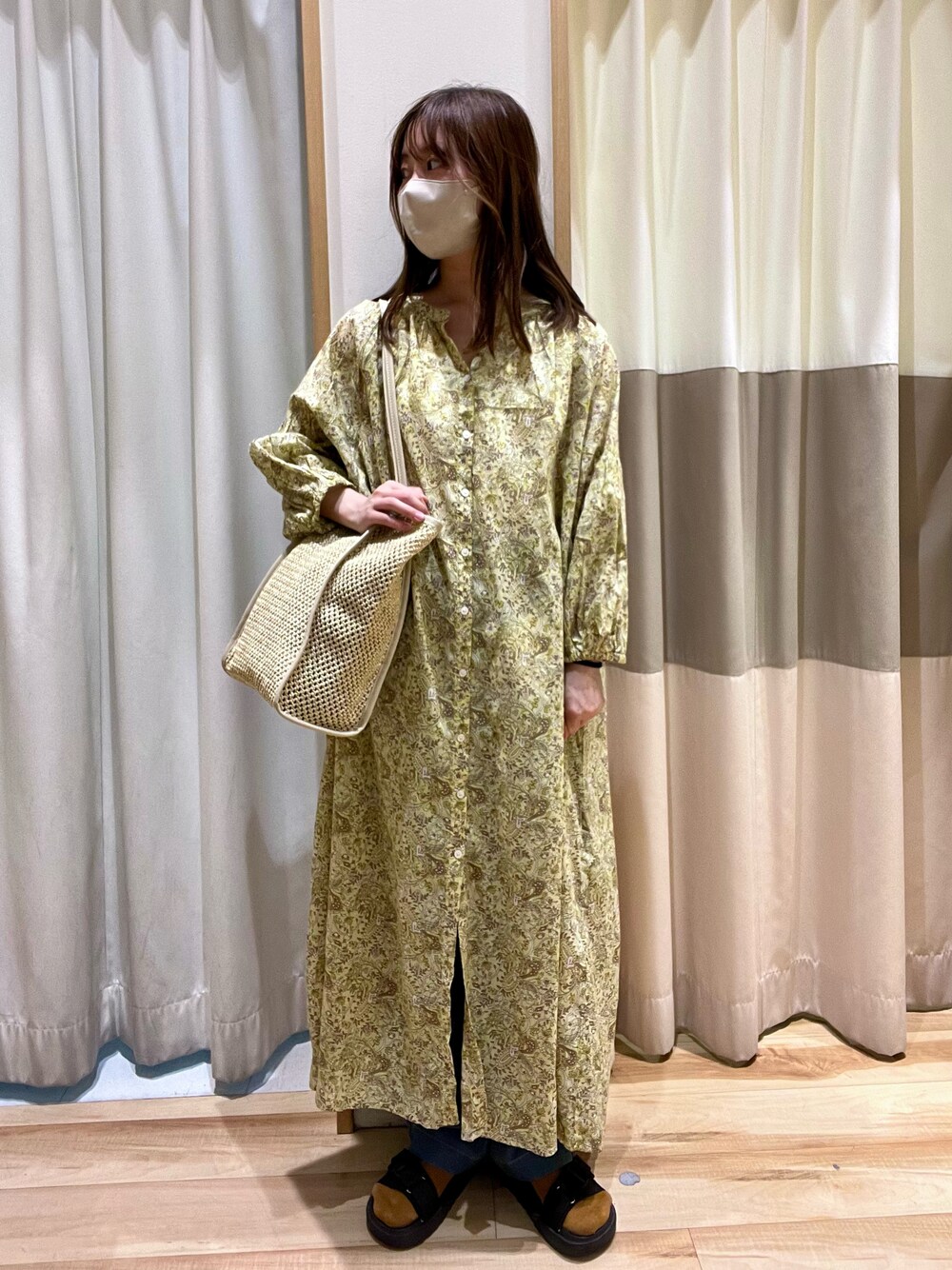 「休日コーデ、初夏コーデ、パンツスタイル、レイヤードスタイル、デニムパンツ、かごバッグ、ペイズリー、ロングワンピース、大人カジュアル、おでかけコーデ、低身長女子、Samansa Mos2 blue、サマンサモスモスブルー、カジュアルコーデ、おしゃれさんと繋がりたい」｜「Samansa Mos2 blueのアイテム（ワンピース、ベージュ系）」を使った、しば。さん（骨格ウェーブ・レディース・152cm）の春コーディネートの1枚目の写真