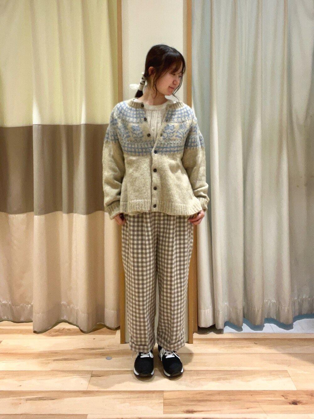 ベージュ系のシャツ/ブラウス、ベージュ系のカーディガン/ボレロ、ホワイト系のその他パンツを着用したレディースの冬コーディネートの1枚目の写真