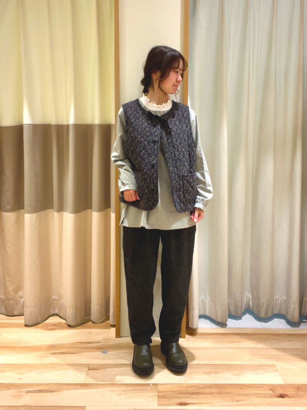 グレー系のシャツ/ブラウス、ブラック系のベスト、グレー系のその他パンツを着用したレディースの冬コーディネートの1枚目の写真