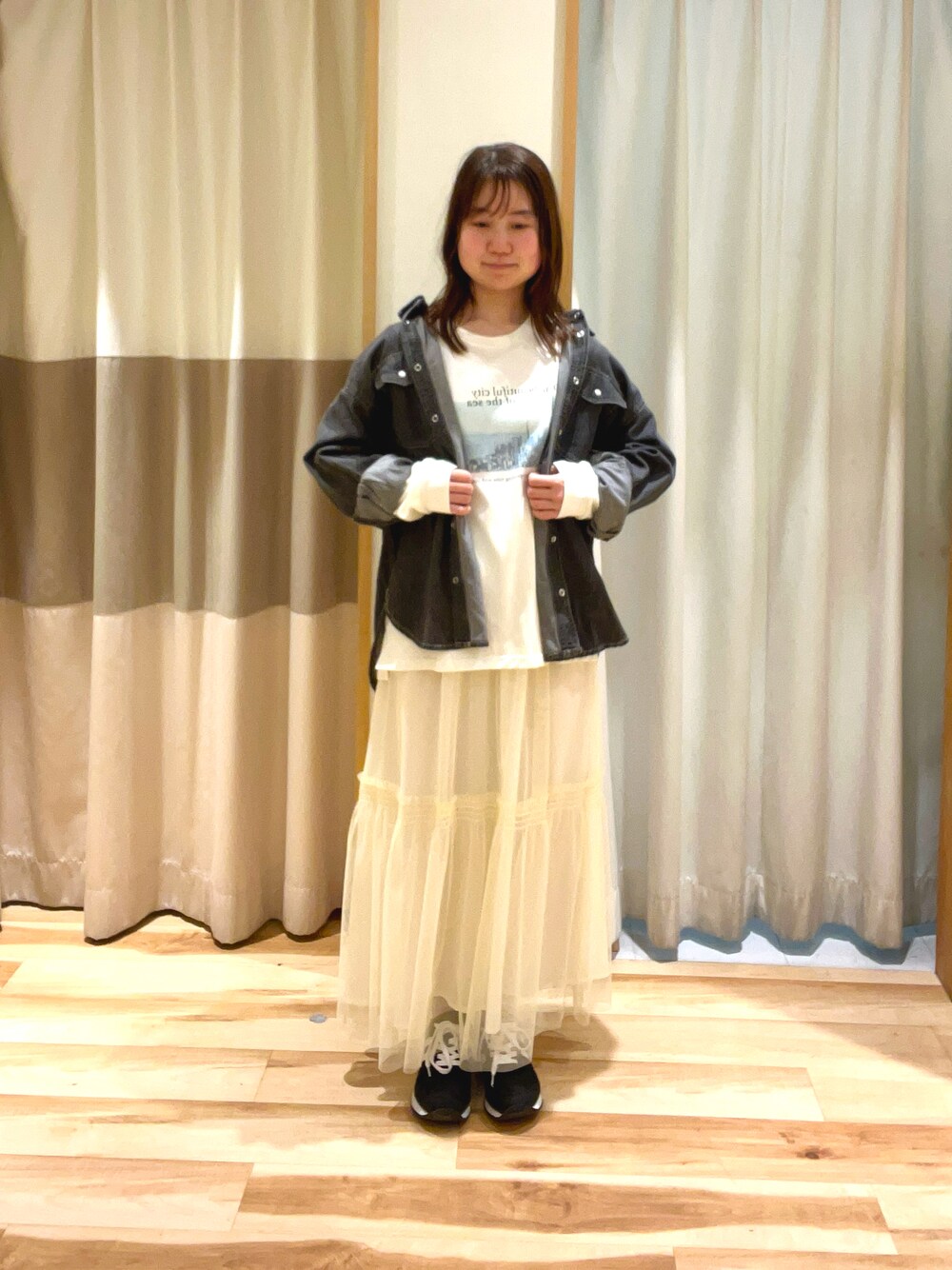 ホワイト系のTシャツ/カットソー、ホワイト系のスカート、グレー系のシャツ/ブラウスを着用したレディースの春コーディネートの1枚目の写真