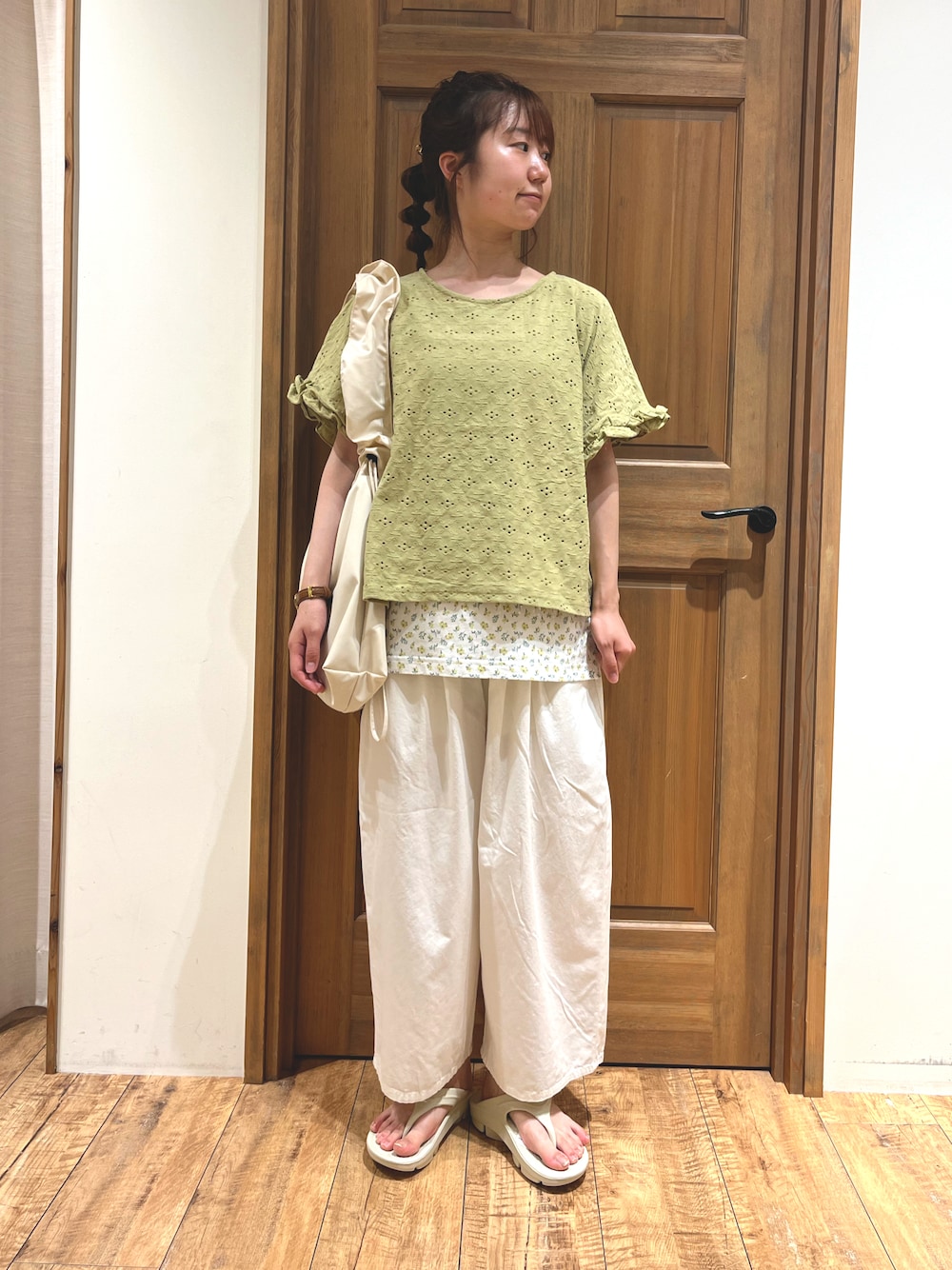 グリーン系のTシャツ/カットソー、イエロー系のTシャツ/カットソー、ホワイト系のその他パンツを着用したレディースの夏コーディネートの1枚目の写真