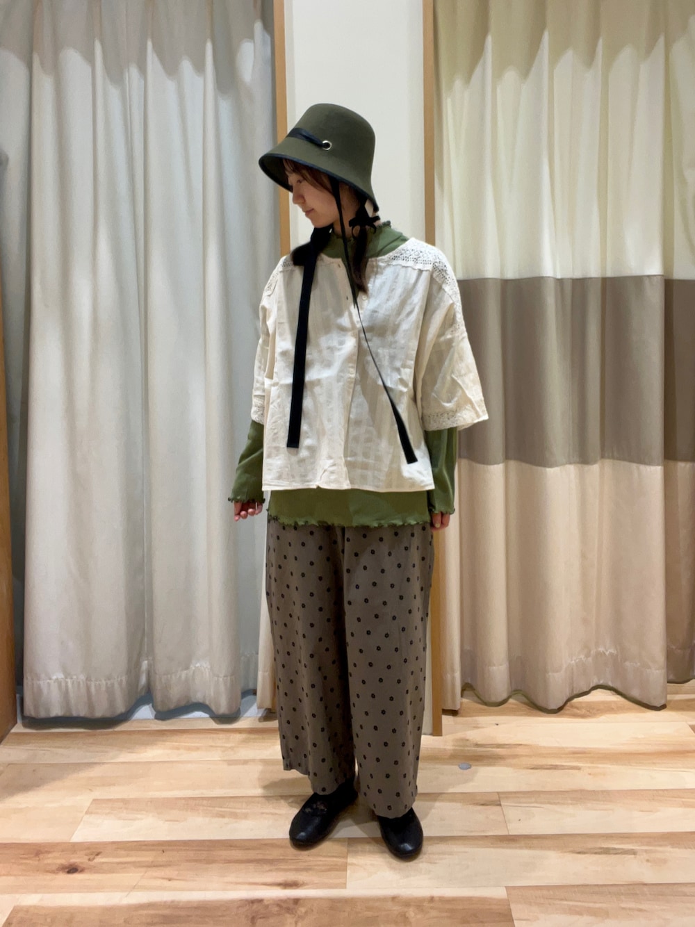 ホワイト系のシャツ/ブラウス、グリーン系のTシャツ/カットソー、グリーン系のその他パンツを着用したレディースの秋コーディネートの1枚目の写真
