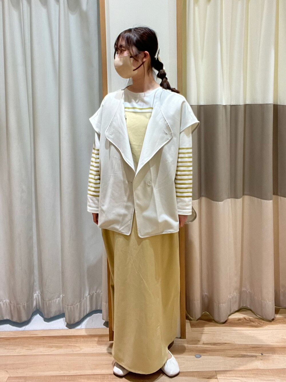 「カジュアル、春色、おでかけコーデ、骨格ストレート、淡色コーデ、イエロー、カラーコーデ、ジレ、レイヤードスタイル、キャミワンピ、春コーデ、Samansa Mos2 blue、サマンサモスモスブルー、トレンド、低身長」｜「Samansa Mos2 blueのアイテム（ベスト、ホワイト系）」を使った、しば。さん（骨格ウェーブ・レディース・152cm）の春コーディネートの1枚目の写真