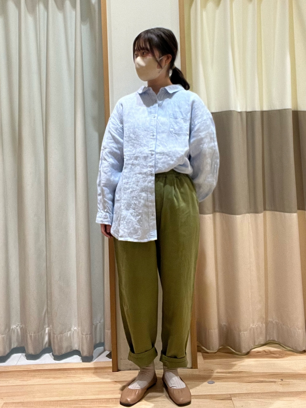 ブルー系のシャツ/ブラウス、グリーン系のその他パンツを着用したレディースの春コーディネートの1枚目の写真