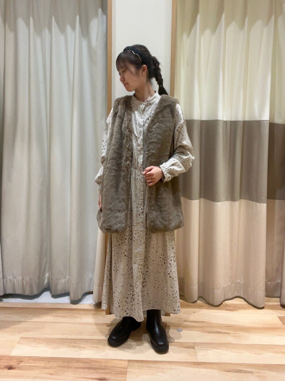 「秋服まるっと大公開、お出かけコーデ、秋コーデ、レイヤードスタイル、ファーベスト、花柄、ワンピース、淡色コーデ、サイドゴアブーツ、大人かわいい、低身長、サマンサモスモスブルー、Samansa Mos2 blue、トレンド、おでかけコーデ」｜「Samansa Mos2 blueの花柄シャツワンピース（ワンピース、ベージュ系）」を使った、しば。さん（骨格ウェーブ・レディース・152cm）の秋コーディネートの1枚目の写真