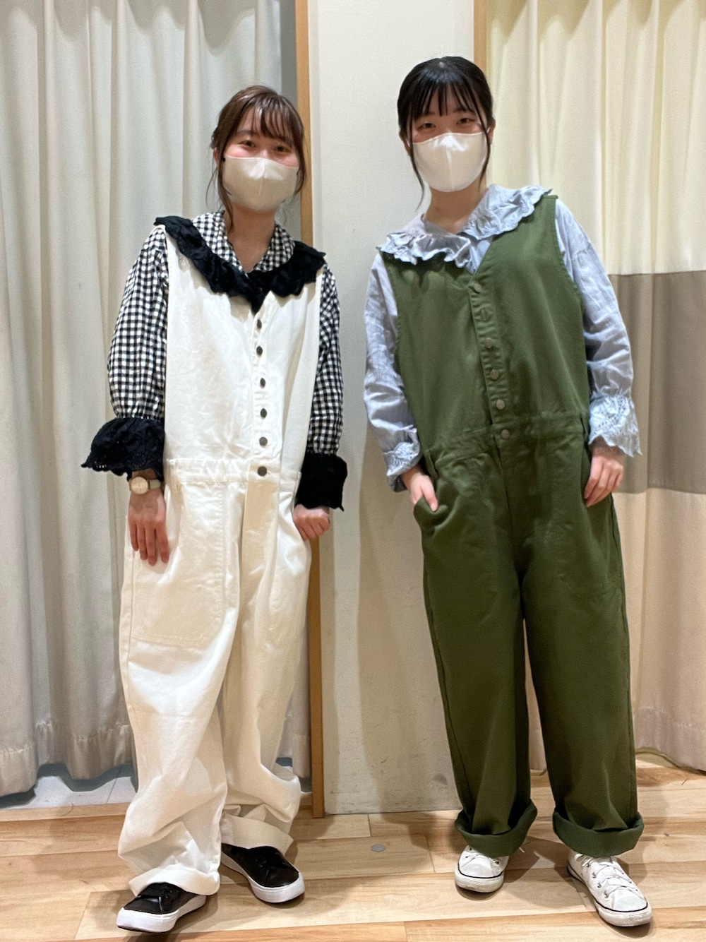 ホワイト系のその他パンツ、グリーン系のその他パンツ、ブルー系のシャツ/ブラウスを着用したレディースの春コーディネートの1枚目の写真