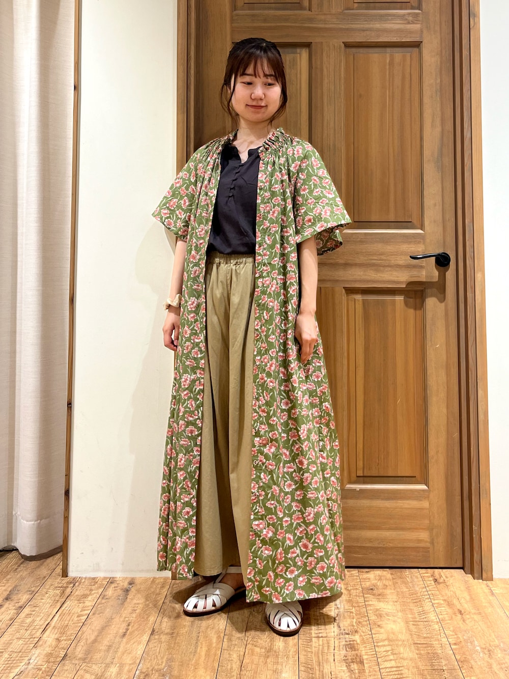 ホワイト系のサンダル、ベージュ系のその他パンツ、グレー系のシャツ/ブラウスを着用したレディースの夏コーディネートの1枚目の写真