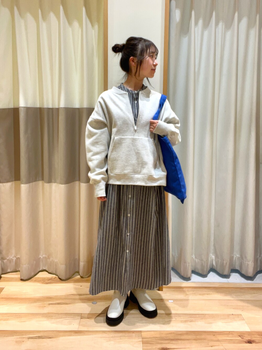 「ファッションを楽しもう、秋服コーデ、秋冬コーデ、スウェット、裏起毛、トートバッグ、ブルー、カラー×コーデ、サイドゴアブーツ、ワンピース、ストライプ、レイヤードスタイル、サマンサモスモスブルー、Samansa Mos2 blue、低身長コーデ」｜「Samansa Mos2 blueの起毛ビエラアソートシャツワンピース（ワンピース、グレー系）」を使った、しば。さん（骨格ウェーブ・レディース・152cm）の秋コーディネートの1枚目の写真