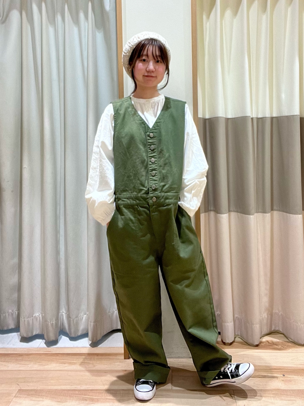 ホワイト系のシャツ/ブラウス、グリーン系のその他パンツ、ベージュ系のハットを着用したレディースの冬コーディネートの1枚目の写真