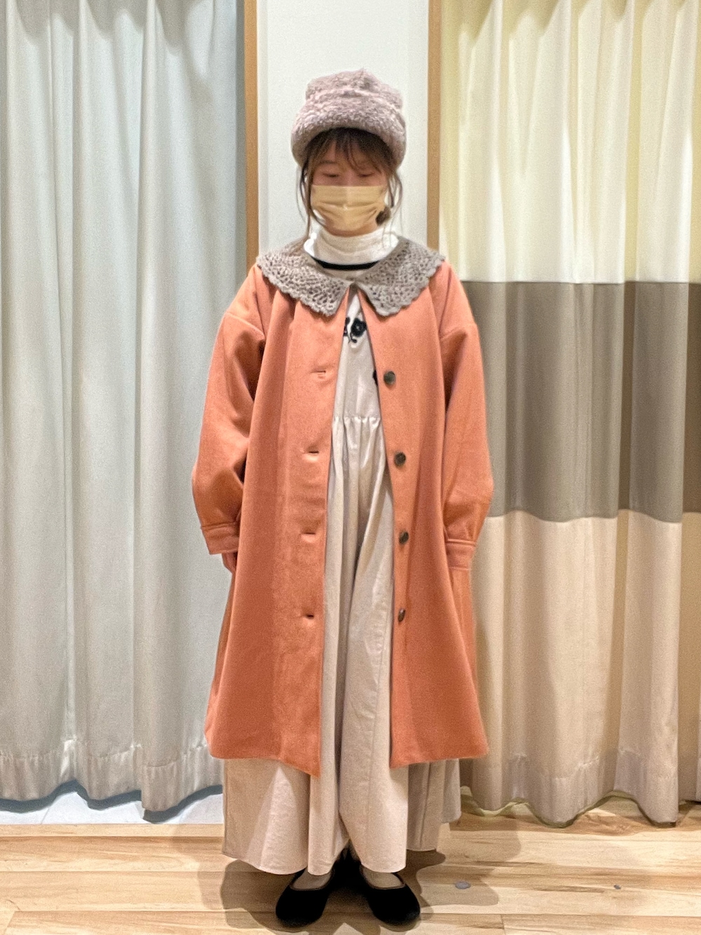 ホワイト系のシャツ/ブラウス、ベージュ系のワンピース、ブラック系のドレスシューズを着用したレディースの秋コーディネートの1枚目の写真