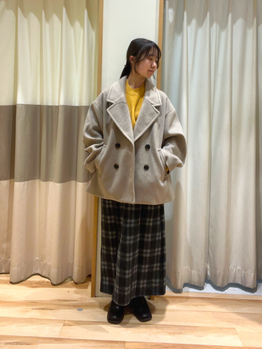 ベージュ系のその他アウター、ブルー系のスカート、ブラック系のドレスシューズを着用したレディースの秋コーディネートの1枚目の写真