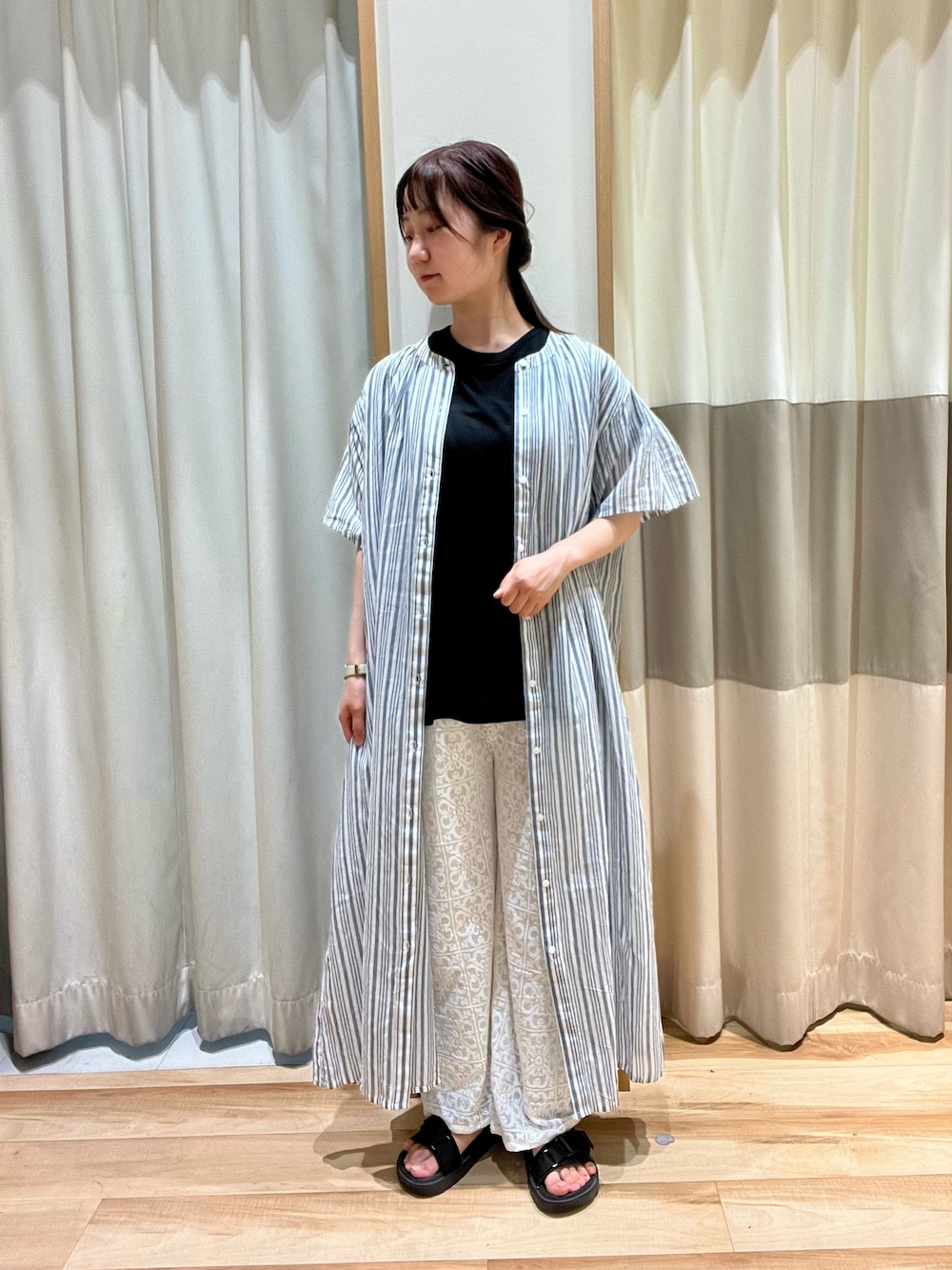 「大人カジュアル、夏だ！Tシャツ着よう！、レース、パンツスタイル、透け感、黒Tシャツ、ストライプ、ワンピース、羽織り、夏コーデ、サマンサモスモスブルー、Samansa Mos2 blue、プチプラコーデ、低身長コーデ、カラーコーデ」｜「Samansa Mos2 blueの【アンチピリング】フレンチスリーブTシャツ（Tシャツ/カットソー、ブラック系）」を使った、しば。さん（骨格ウェーブ・レディース・152cm）の夏コーディネートの1枚目の写真