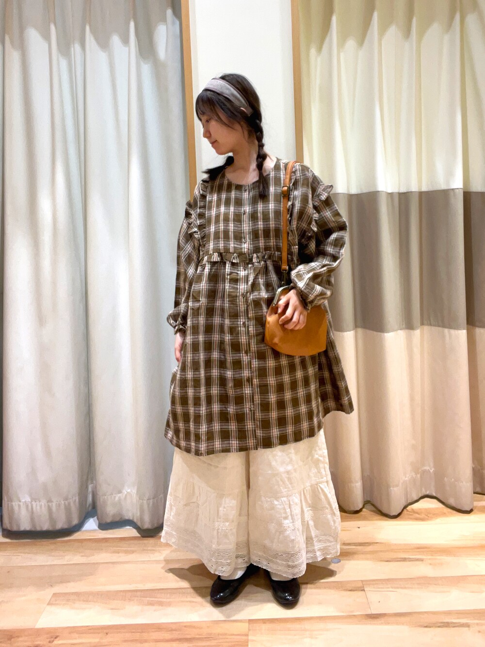 ホワイト系のその他パンツ、イエロー系のハンドバッグ、グリーン系のチュニックを着用したレディースの秋コーディネートの1枚目の写真