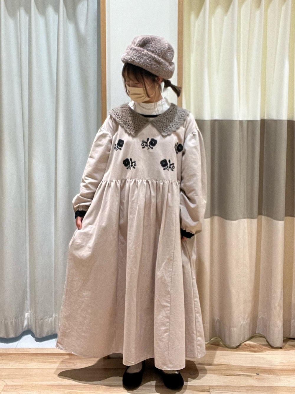 ホワイト系のシャツ/ブラウス、ベージュ系のワンピース、ブラック系のドレスシューズを着用したレディースの秋コーディネートの1枚目の写真