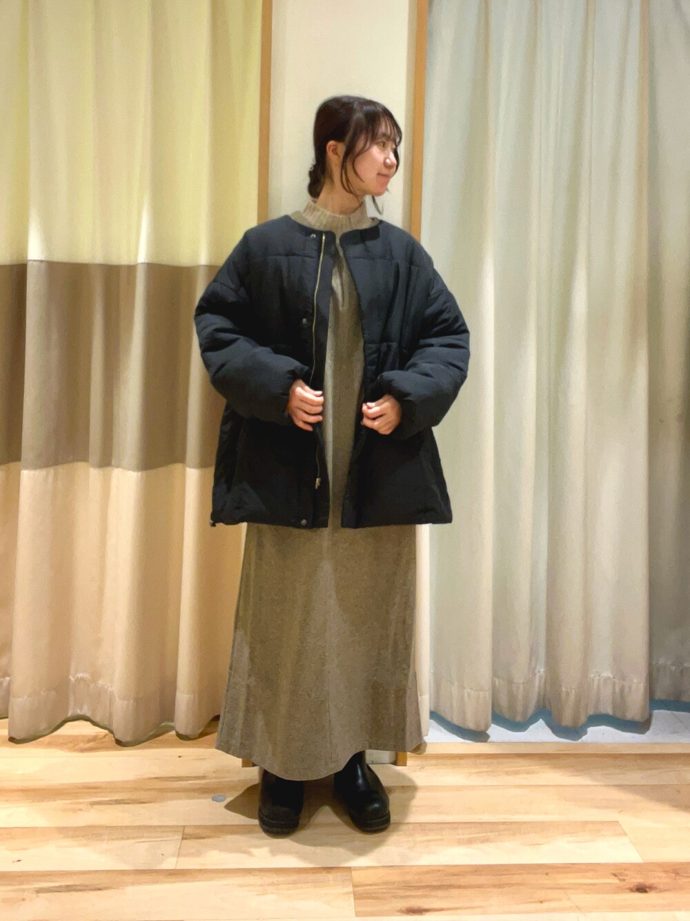 ベージュ系のワンピース、ベージュ系のニット/セーター、ブラック系のノーカラージャケットを着用したレディースの冬コーディネートの1枚目の写真
