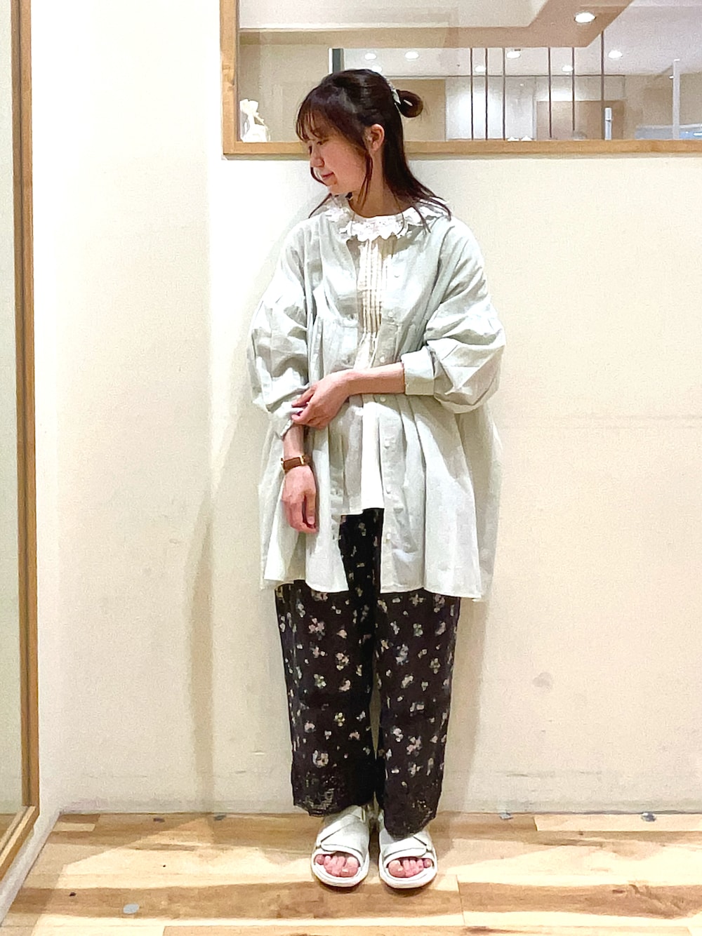 グレー系のその他パンツ、ベージュ系のサンダル、グリーン系のシャツ/ブラウスを着用したレディースの春コーディネートの1枚目の写真