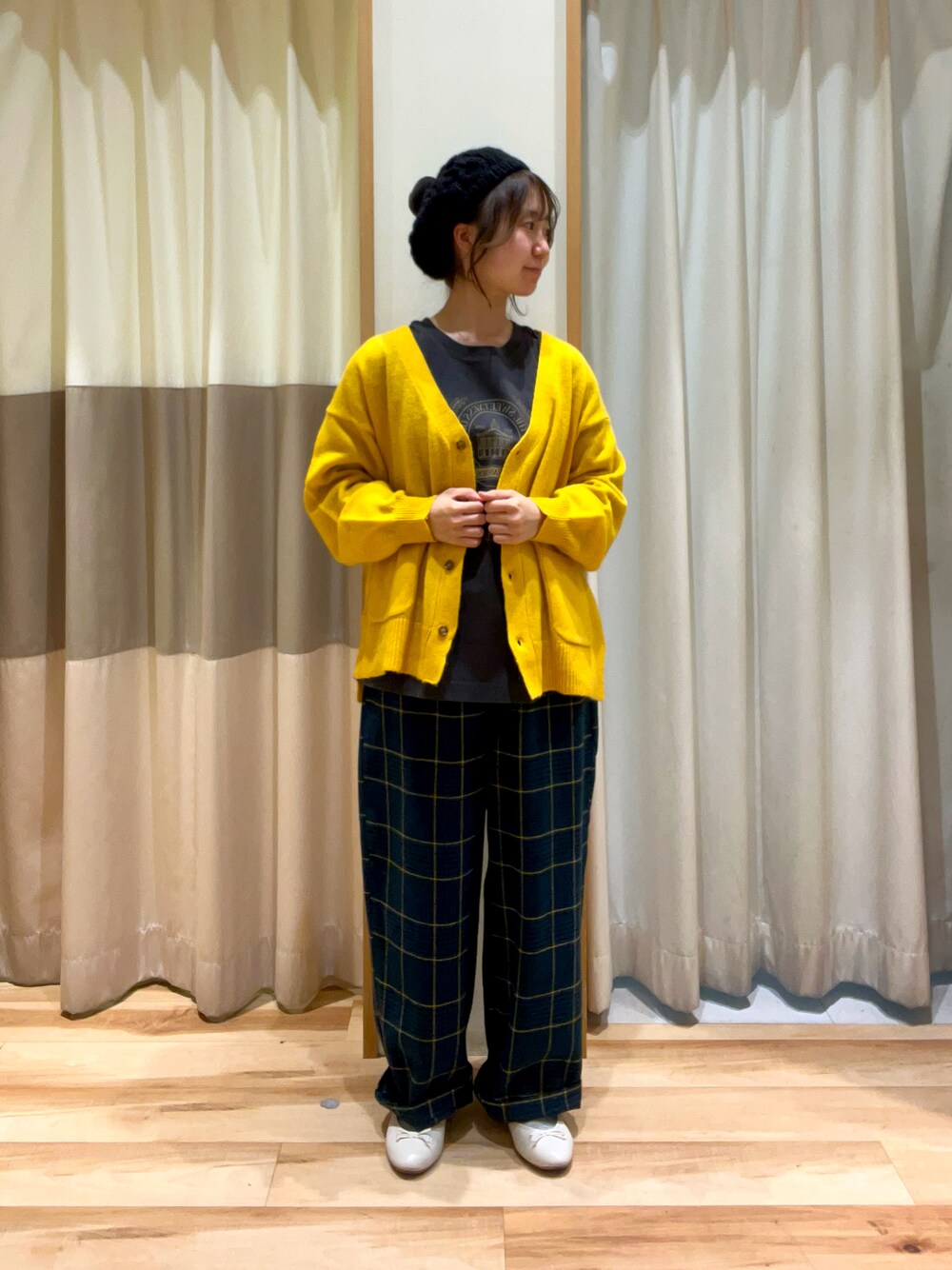 グレー系のTシャツ/カットソー、グリーン系のその他パンツ、イエロー系のカーディガン/ボレロを着用したレディースの秋コーディネートの1枚目の写真