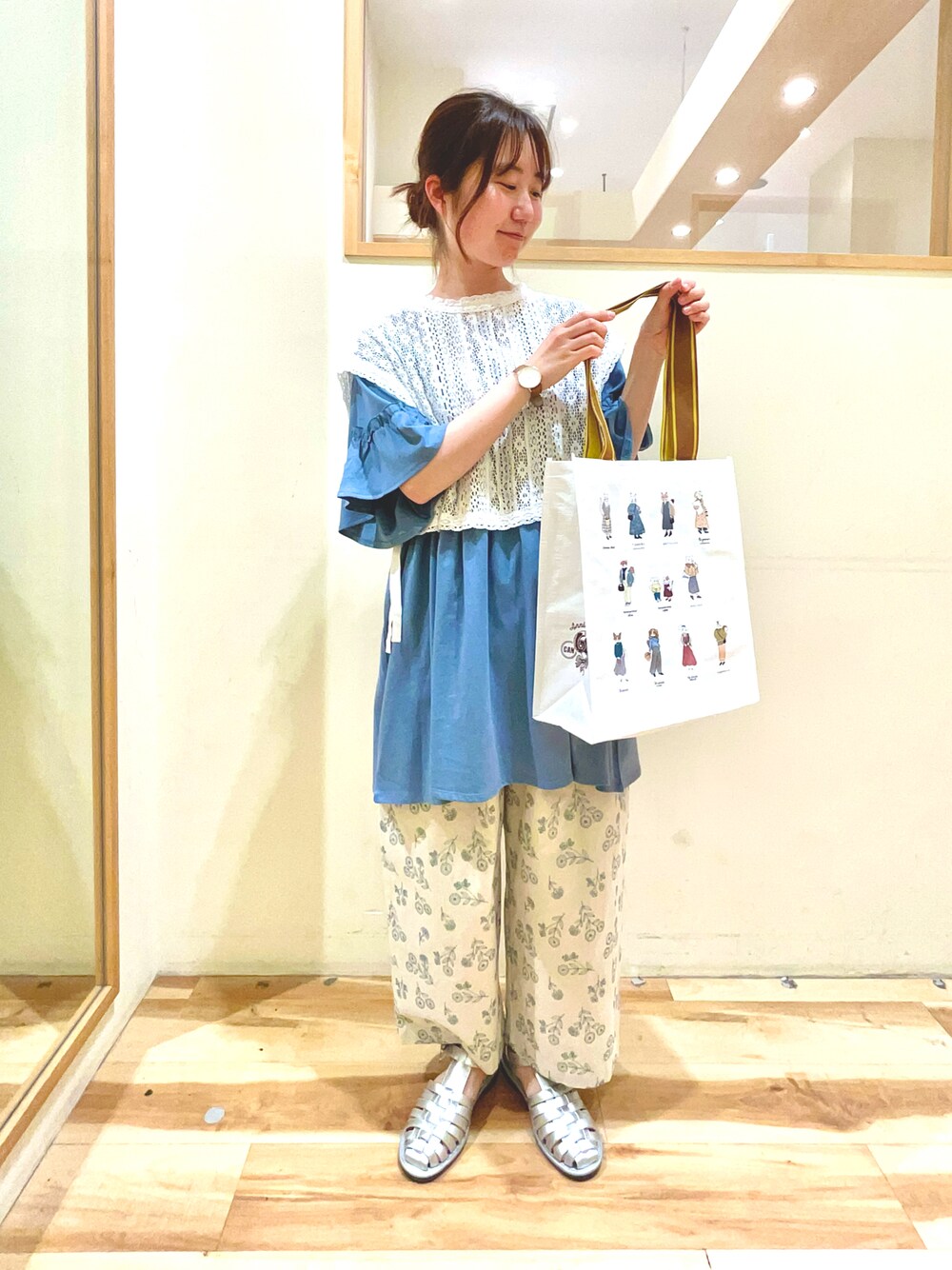 ホワイト系のワンピース、ブルー系のTシャツ/カットソー、ホワイト系のパンツを着用したレディースの春コーディネートの1枚目の写真