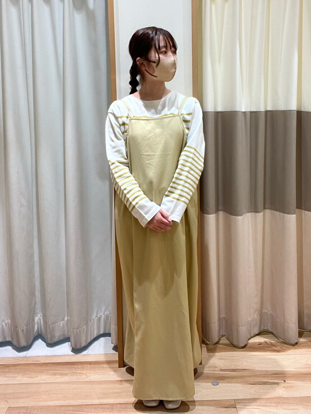 「カジュアル、ラクチンコーデ、春コーデ、イエロー、カラーコーデ、低身長、レイヤードスタイル、骨格ストレート、キャミワンピ、ボーダートップス、サマンサモスモスブルー、Samansa Mos2 blue、トレンド、イエベ春、淡色コーデ」｜「Samansa Mos2 blueのパネルボーダーニットプルオーバー（ニット/セーター、イエロー系）」を使った、しば。さん（骨格ウェーブ・レディース・152cm）の春コーディネートの1枚目の写真