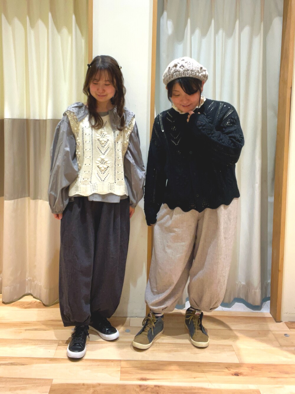 グレー系のシャツ/ブラウス、ブラック系のその他パンツ、ブラック系のカーディガン/ボレロを着用したレディースの冬コーディネートの1枚目の写真