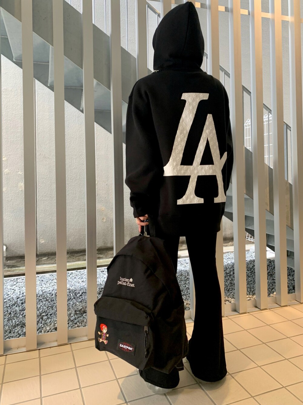 「カジュアル、シンプル、リュック、ブラックコーデ、休日スタイル、リラックススタイル、ゆるコーデ、lucien pellat-finet、低身長コーデ、ROYAL FLASH、royalflash梅田、ラブアンドピース2021、いいね、save、フォローお願いします🤑、おしゃれさんと繋がりたい」｜「Lucien Pellat-Finetの【別注】EASTPAK×lucien pellat-finet/イーストパック×ルシアン ぺラフィネ/コラボBACKPACK/PADDED PAK'R（バックパック/リュック、ブラック系）」を使った、rimiさん（レディース・150cm）の秋コーディネートの1枚目の写真