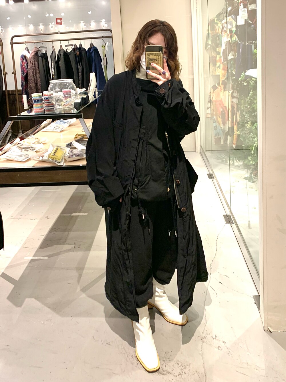「カジュアルコーデ、休日コーデ、今日のコーデ、おしゃれさんと繋がりたい、低身長コーデ、ショートブーツ、ブラックコーデ、シンプル、コート、BED J.W. FORD、いいね、save、フォローお願いします🤑、AULA AILA、ROYAL FLASH、royalflash梅田、ootd」｜「AULA AILAの【別注】AULA AILA/アウラアイラ/ショートブーツ（ブーツ、ホワイト系）」を使った、rimiさん（レディース・150cm）の冬コーディネートの1枚目の写真