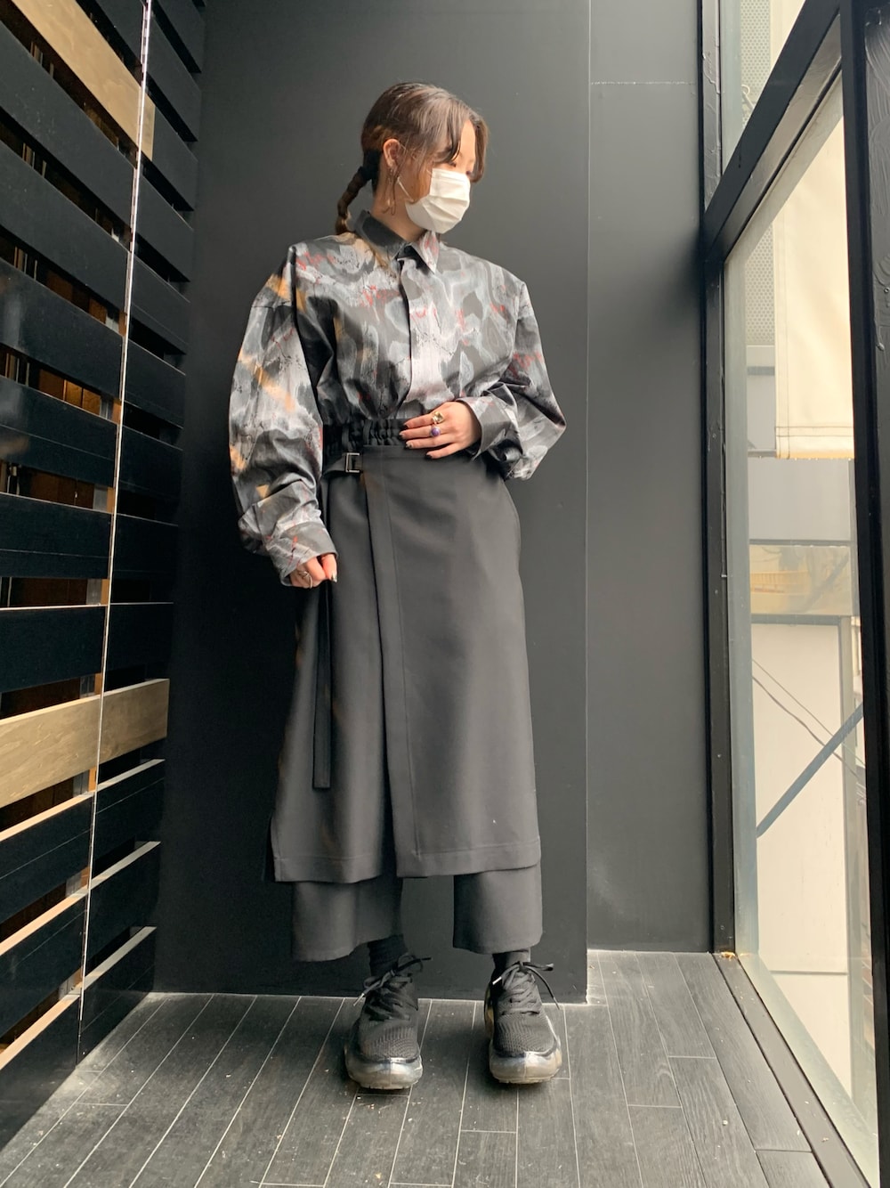 「シャツ、シャツスタイル、ラップパンツ、スニーカー、JOHN LAWRENCE SULLIVAN、GROUND Y、grounds、モード、モード系、ブラック、ブラックコーデ、おしゃれさんと繋がりたい、いいね、save、フォローお願いします🤑、ROYAL FLASH、royalflash梅田」｜「groundsのgrounds/グラウンズ/MOOPIE black/black sole（スニーカー、ブラック系）」を使った、rimiさん（レディース・150cm）の冬コーディネートの1枚目の写真