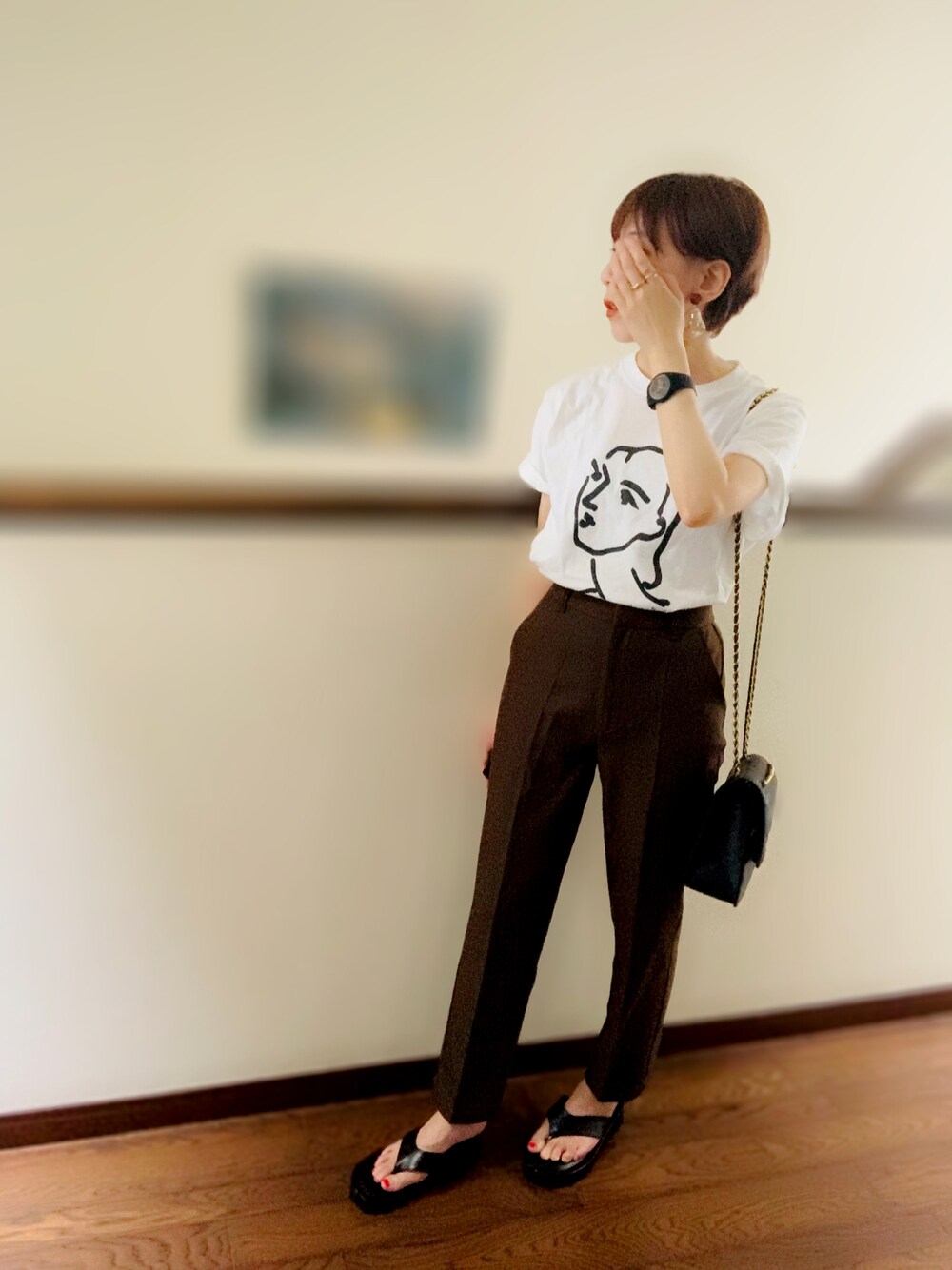 「シンプル、カジュアルコーデ、低身長女子、夏だ！Tシャツ着よう！、Tシャツ、ショートヘア、厚底シューズ、サンダル、パンツスタイル、このスタイルがお気に入り、夏コーデ」｜「forksy.の【forksy.】厚底足袋サンダル（サンダル、ブラック系）」を使った、ふじ\( Ö )/     さん（レディース・153cm）の夏コーディネートの1枚目の写真