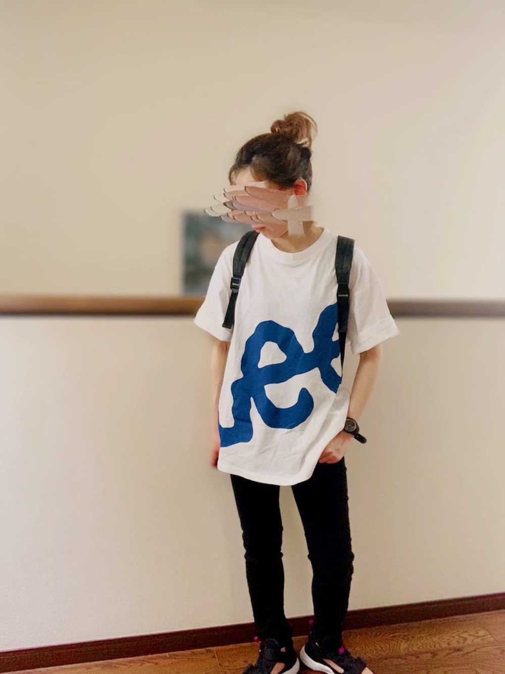 「夏コーデ、低身長コーデ、カジュアル、Tシャツ、スキニーデニム、リュック、おだんごヘアー、サンダル、ロゴT、メンズライク、LEE、白Tシャツ、夏だ！Tシャツ着よう！、アウトドアスタイル」｜「AMERICAN HOLICのスキニーフィットデニム　＊（デニムパンツ、ブラック系）」を使った、ふじ\( Ö )/     さん（レディース・153cm）の夏コーディネートの1枚目の写真