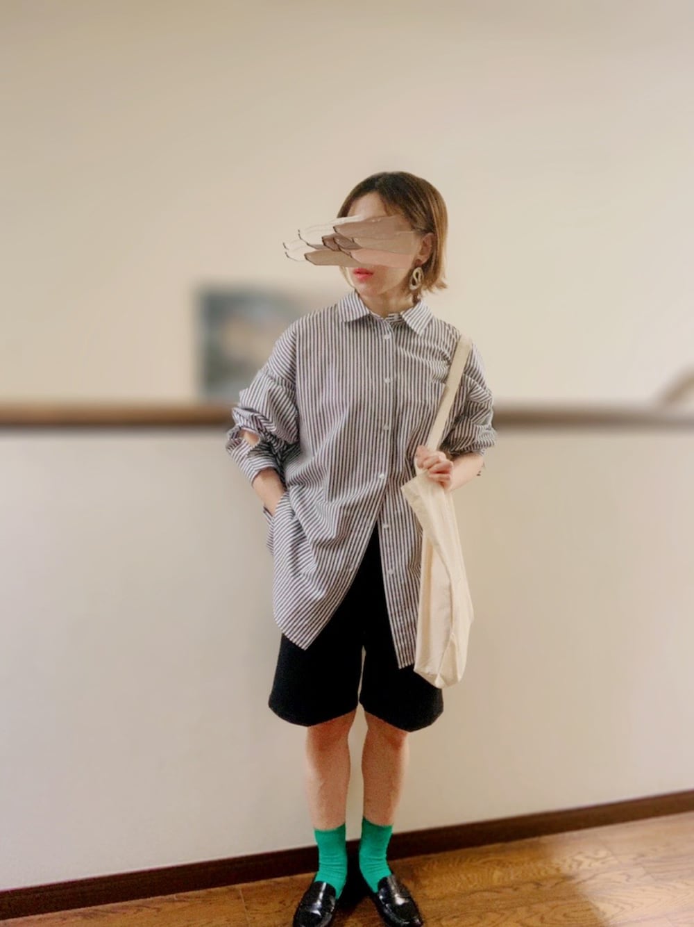 「秋服準備はじめました、秋コーデ、カジュアルコーデ、低身長女子、シャツスタイル、ハーフパンツ、トートバッグ、ローファー、着回しコーデ、カラーソックス、メンズライク、オーバーサイズ」｜「moment+の綿100％先染めストライプ.長袖ビッグシルエットシャツ（シャツ/ブラウス、ブラック系）」を使った、ふじ\( Ö )/     さん（レディース・153cm）の秋コーディネートの1枚目の写真