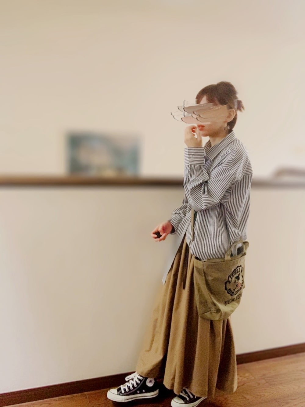 「大人カジュアル、スニーカー、converse、シンプル、シャツスタイル、トートバッグ、秋カラー、低身長、着回しコーデ」｜「moment+の綿100％先染めストライプ.長袖ビッグシルエットシャツ（シャツ/ブラウス、ブラック系）」を使った、ふじ\( Ö )/     さん（レディース・153cm）の秋コーディネートの1枚目の写真