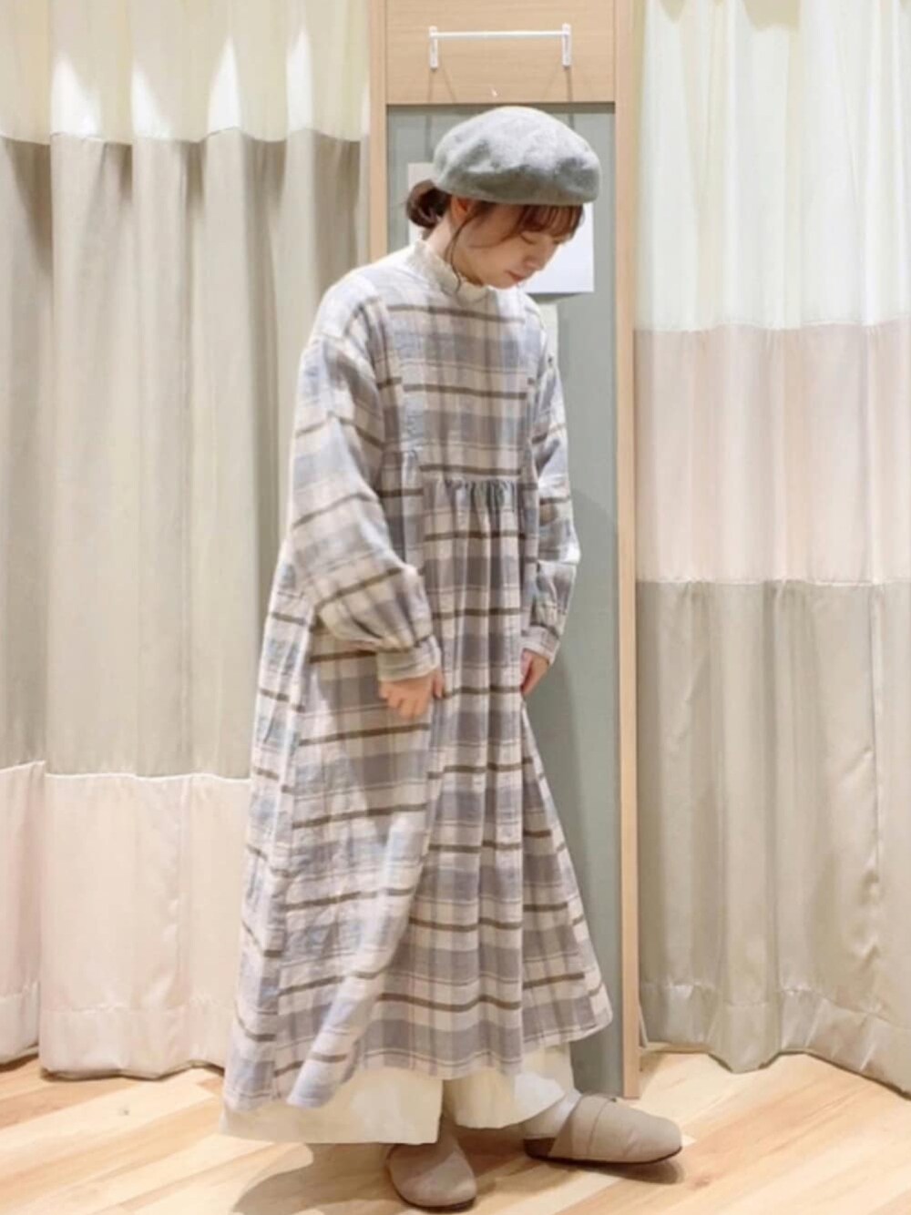 ベージュ系のサンダル、ブルー系のワンピース、ホワイト系のその他パンツを着用したレディースの冬コーディネートの1枚目の写真