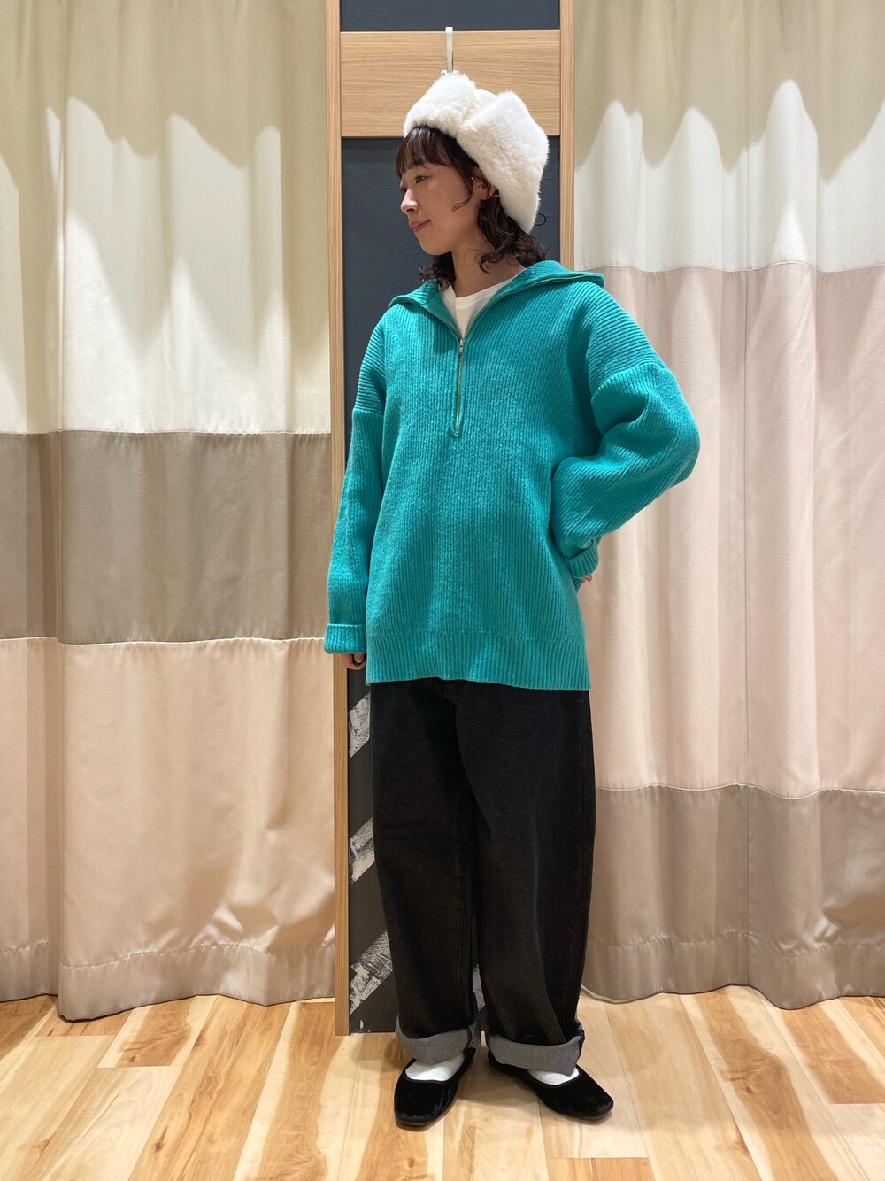 グレー系のニット/セーター、ホワイト系のTシャツ/カットソー、ブラック系のその他パンツを着用したレディースの秋コーディネートの1枚目の写真