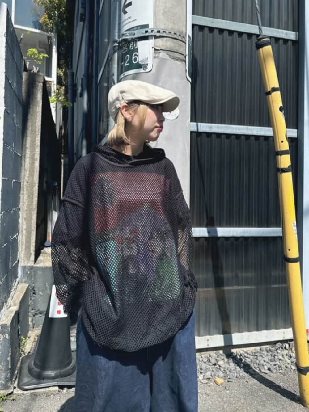 「RNA MEDIA、RNA、スタッフコーデ、25SS春の新作、カジュアル、デニム、古着MIX、ストリート、メンズライク、スポーツミックス、春コーデ、レイヤードスタイル、25SS夏の新作、夏コーデ、休日スタイル」｜「RNAのM2421 アラベスクメガＢＩＧ　Ｔ（Tシャツ/カットソー、ブラック系）」を使った、RNA MEDIA ZOZOTOWN STAFFさん（レディース・151cm）の春コーディネートの1枚目の写真