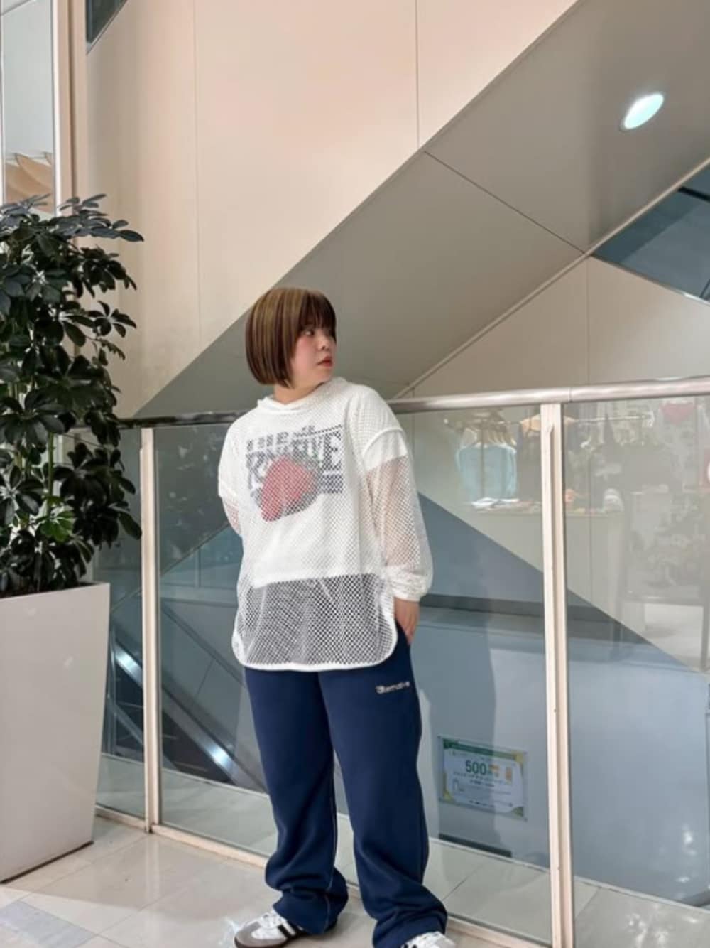 「RNA MEDIA、RNA、スタッフコーデ、25SS春の新作、カジュアル、リラックススタイル、デニム、パンツコーデ、古着MIX、ストリート、メンズライク、スポーツミックス、25SS夏の新作、夏コーデ、休日スタイル」｜「RNAのM2456 メッシュルーズフーディー（スウェット、ホワイト系）」を使った、RNA MEDIA ZOZOTOWN STAFFさん（レディース・153cm）の春コーディネートの1枚目の写真