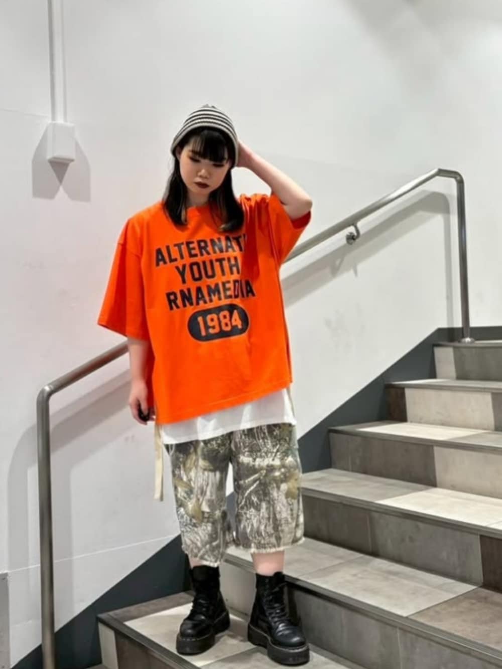 「パンツスタイル、RNA MEDIA、RNA、スタッフコーデ、春コーデ、夏コーデ、25SS夏の新作、25SS春の新作、スポーツミックス、メンズライク、ストリート、古着MIX、カジュアル、レイヤードスタイル、休日スタイル」｜「RNAのR4346 クロップドラインパンツ（その他パンツ、その他）」を使った、RNA MEDIA ZOZOTOWN STAFFさん（レディース・157cm）の夏コーディネートの1枚目の写真