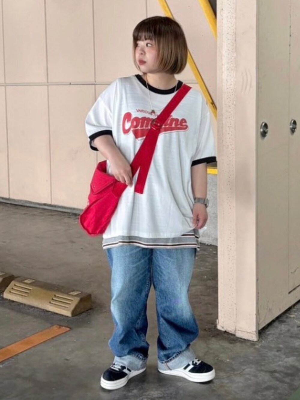 「RNA MEDIA、RNA、24SS夏の新作、24ssトレンド、スタッフコーデ、ストリート、リンガーTシャツ、デニム、ボーダー、スニーカー、レイヤードスタイル、夏コーデ、夏だ！Tシャツ着よう！、古着MIX、ショルダーバッグ」｜「RNAのM2235 マルチボーダーＢＩＧタンク（タンクトップ、グレー系）」を使った、RNA MEDIA ZOZOTOWN STAFFさん（レディース・152cm）の夏コーディネートの1枚目の写真