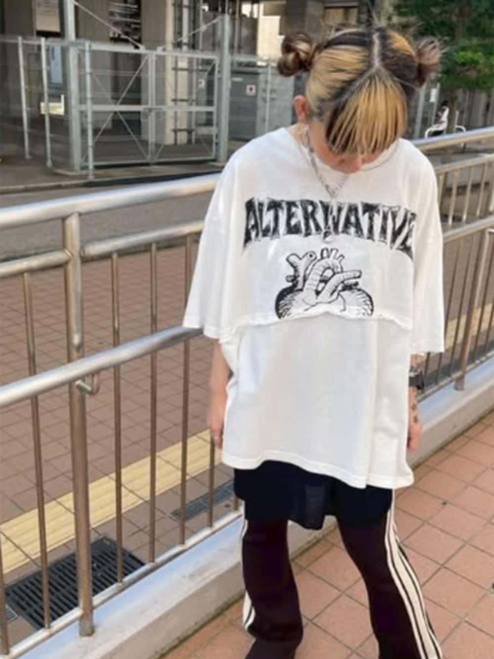 ブラウン系のその他パンツ、ホワイト系のTシャツ/カットソー、シルバー系のネックレスを着用したレディースの夏コーディネートの1枚目の写真