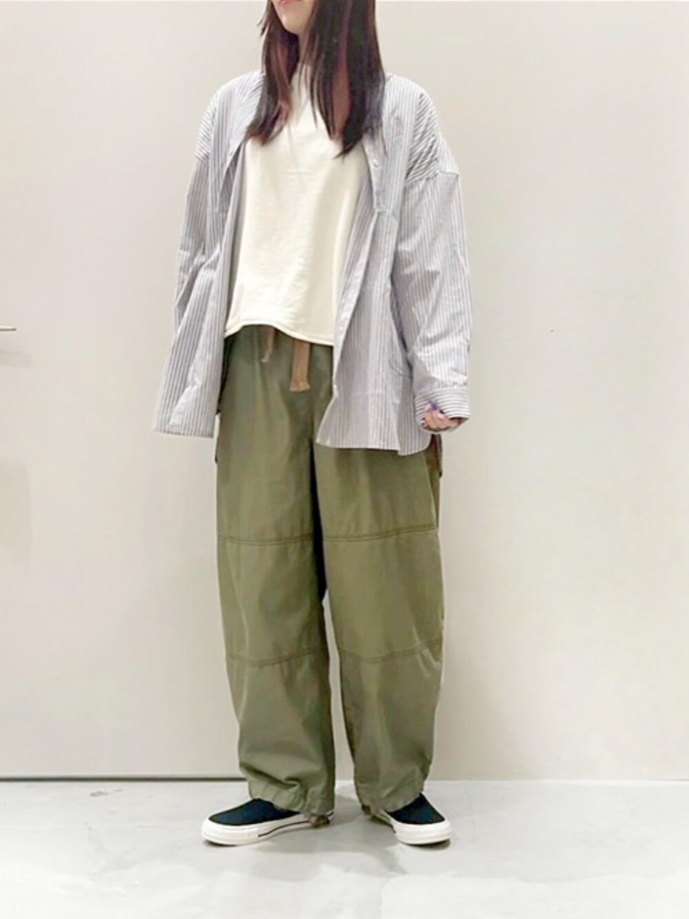 ベージュ系のシャツ/ブラウス、ホワイト系のTシャツ/カットソー、グリーン系のその他パンツを着用したレディースの秋コーディネートの1枚目の写真