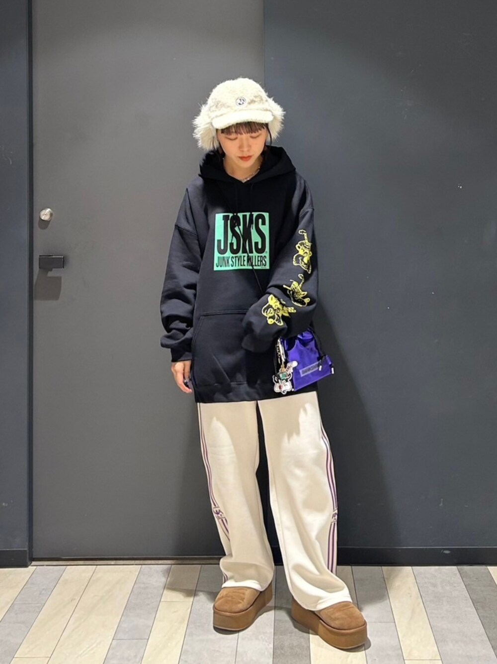 「RNA MEDIA、RNA、24AW秋の新作、24AW冬の新作、スタッフコーデ、古着MIX、スポーツミックス、ストリート、メンズライク」｜「RNAのE5035 ＢＩＧイヤーフラップボアＣＡＰ（キャップ、ベージュ系）」を使った、RNA MEDIA ZOZOTOWN STAFFさん（レディース・158cm）の冬コーディネートの1枚目の写真