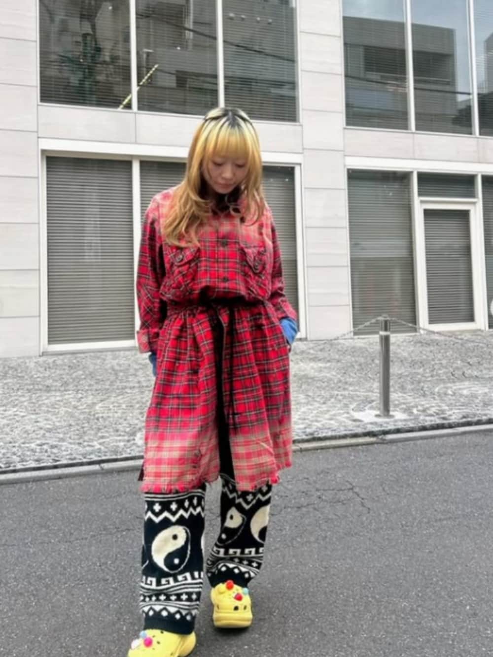 ブラック系のその他パンツ、イエロー系のワンピースを着用したレディースの秋コーディネートの1枚目の写真