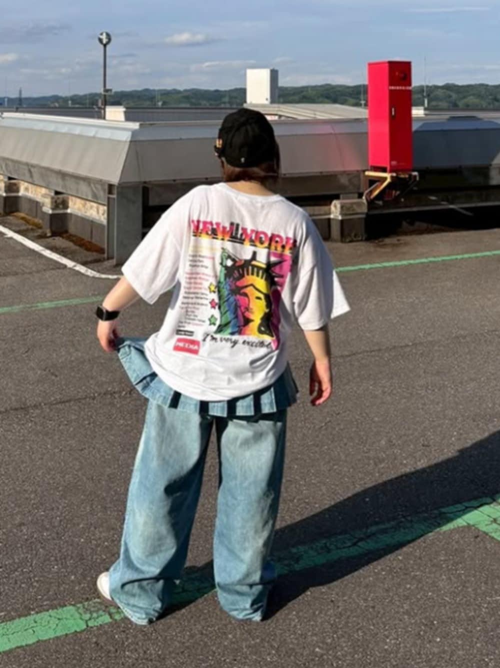 「RNA MEDIA、RNA、スタッフコーデ、夏コーデ、パンツスタイル、スポーツミックス、メンズライク、ストリート、古着MIX、レイヤードスタイル、Tシャツ、デニム、夏、デニムコーデ、Tシャツコーデ」｜「RNAのG1084 プリーツラップミニスカート（デニムスカート、ブルー系）」を使った、RNA MEDIA ZOZOTOWN STAFFさん（レディース・152cm）の夏コーディネートの1枚目の写真