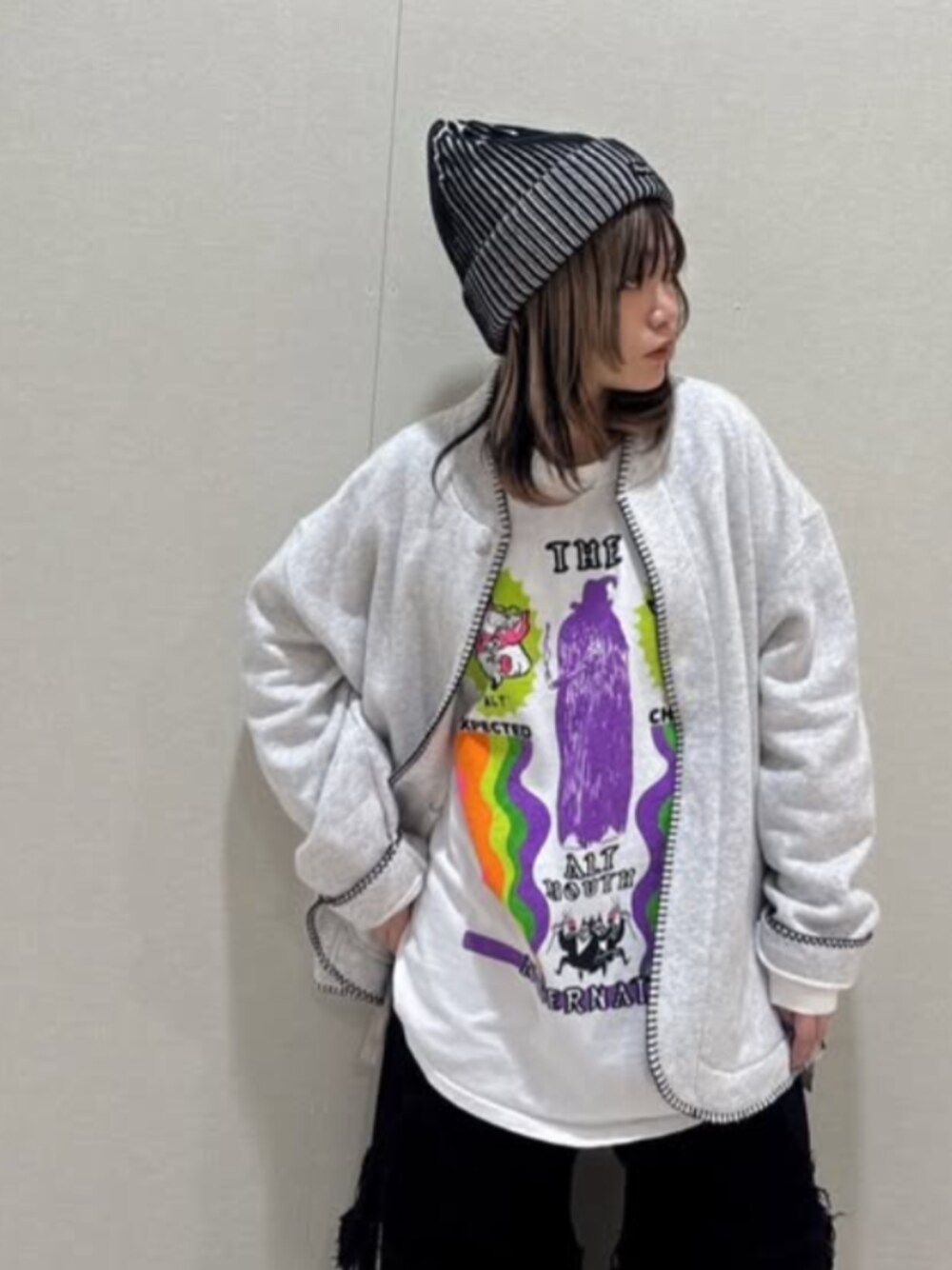 「RNA MEDIA、RNA、スタッフコーデ、25SS春の新作、カジュアル、パンツスタイル、パンツコーデ、メンズライク、古着MIX、ストリート、スポーツミックス、春コーデ、レイヤードスタイル、カットソー、Tシャツ」｜「RNAのM2400 ブランケットステッチジャケット（スタジャン、ベージュ系）」を使った、RNA MEDIA ZOZOTOWN STAFFさん（レディース・153cm）の冬コーディネートの1枚目の写真