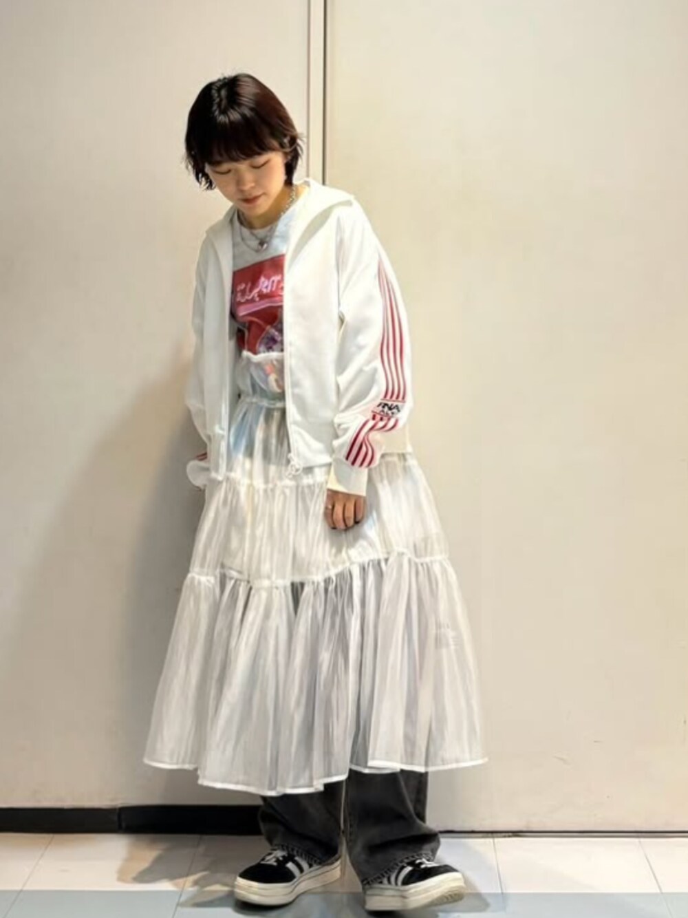 「RNA MEDIA、RNA、スタッフコーデ、カジュアル、スポーツミックス、メンズライク、ストリート、古着MIX、大人カジュアル、大人コーデ、デニムパンツ、パンツコーデ、パンツスタイル、スカートコーデ、休日スタイル」｜「RNAのJ2063 ミニトラックジャケット（ジャージ、ホワイト系）」を使った、RNA MEDIA ZOZOTOWN STAFFさん（レディース・158cm）の春コーディネートの1枚目の写真
