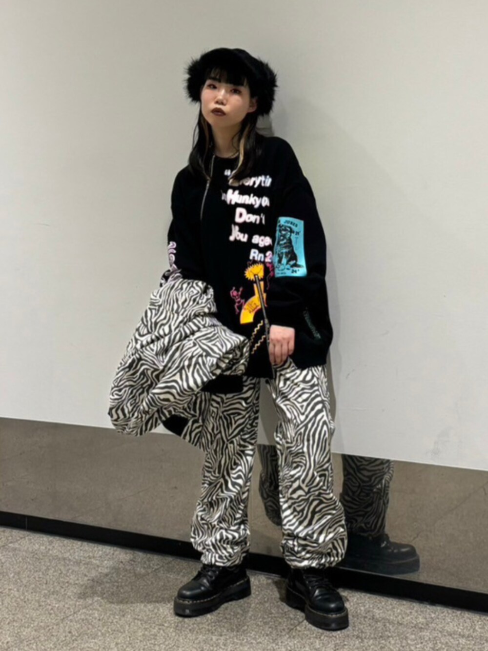 M2311 マルチプリント ZIPトレーナーを使った人気ファッション