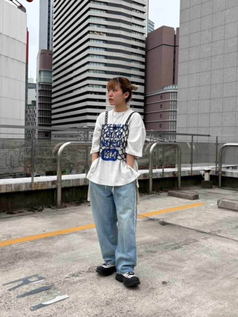 「RNAのR4301 BIG5ポケット（デニムパンツ、ブルー系）」を使った、RNA MEDIA ZOZOTOWN STAFFさん（レディース・161cm）の夏コーディネートの1枚目の写真