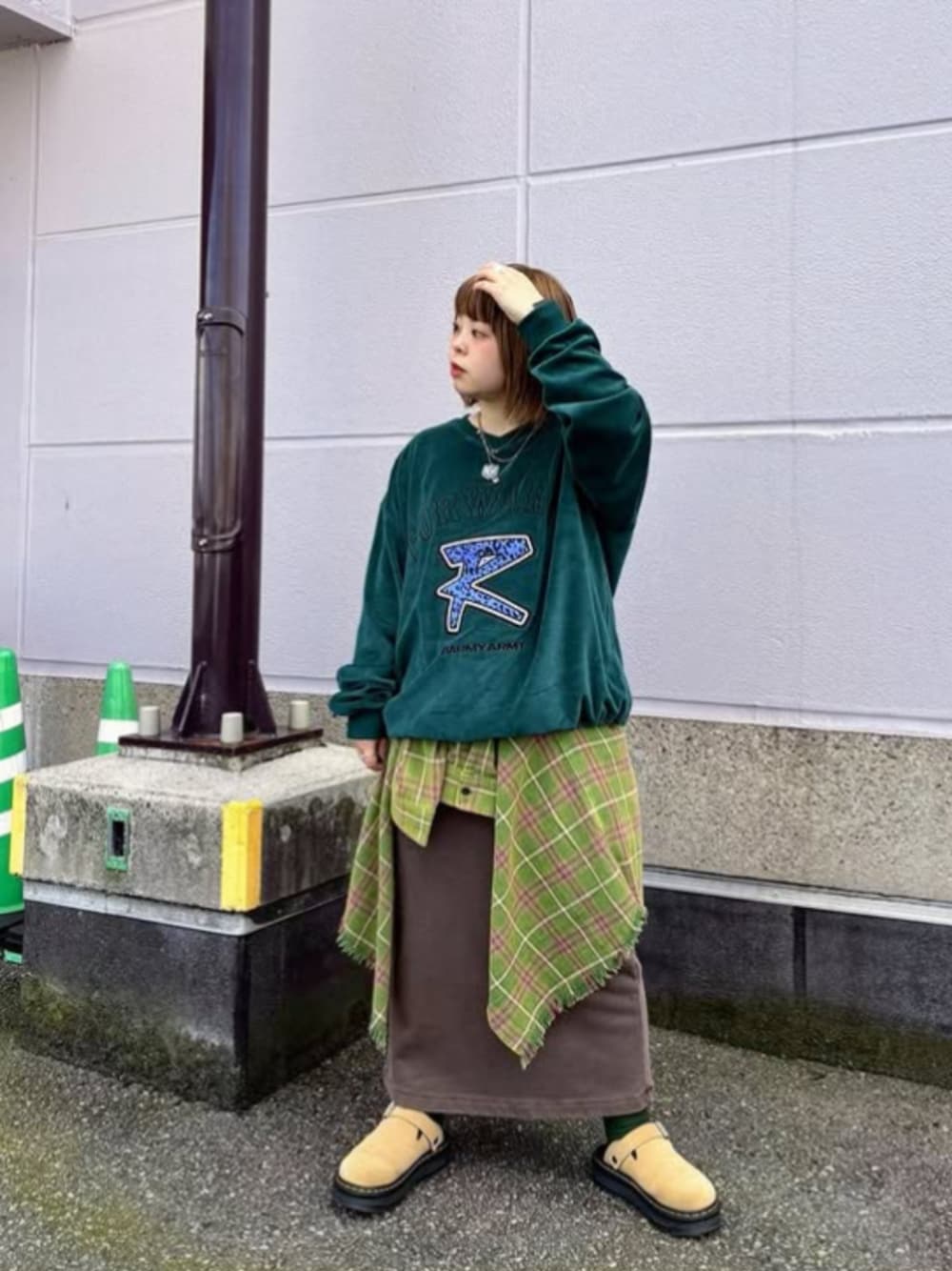 ブラウン系のスカート、グリーン系のシャツ/ブラウス、グリーン系のTシャツ/カットソーを着用したレディースの秋コーディネートの1枚目の写真